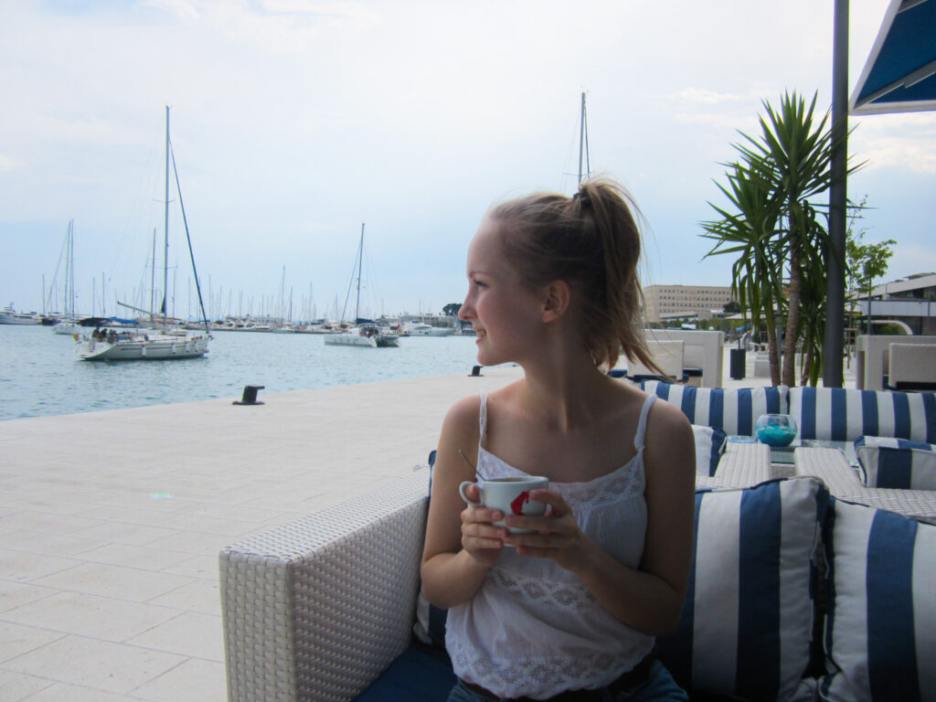 Laura Linnea -bloggaaja terassilla Kroatian Split -kaupungissa.