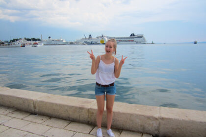Laura Linnea -bloggaaja poseeraamassa venesataman edessä Kroatian Splitissä.
