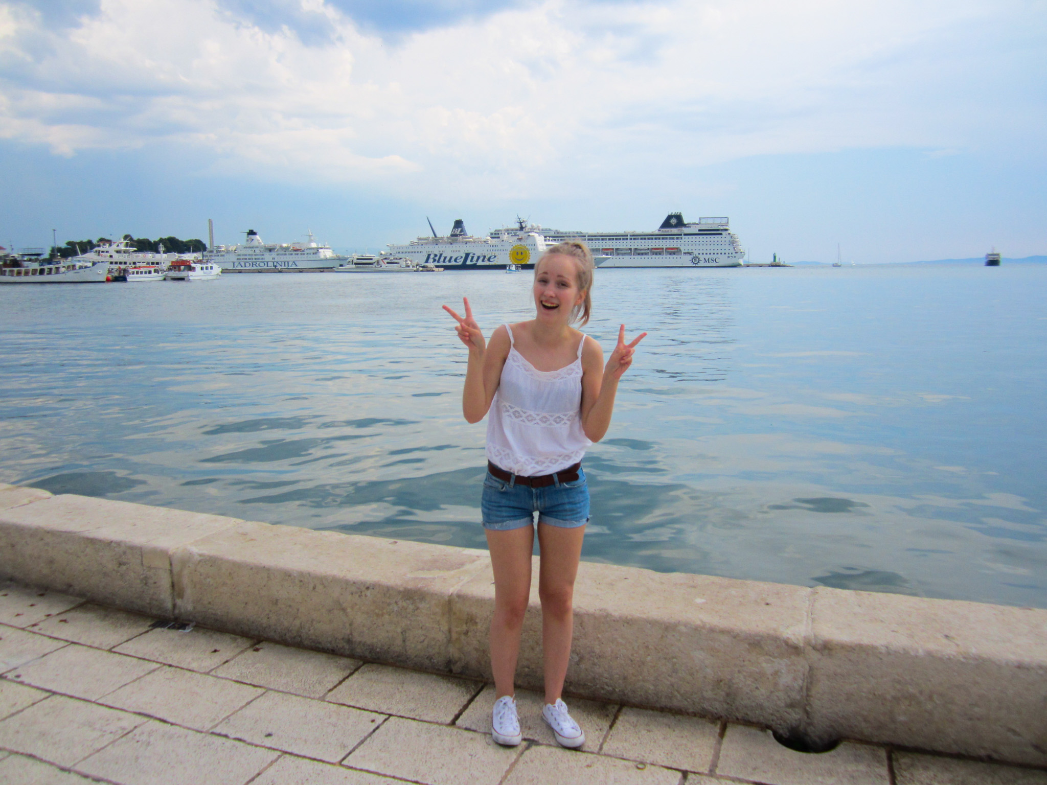 Laura Linnea -bloggaaja poseeraamassa venesataman edessä Kroatian Splitissä.