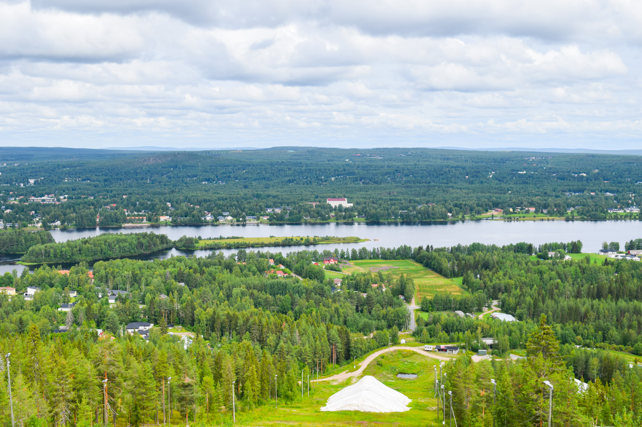 Rovaniemen maisemakuva avautuu Ounasvaaralta.